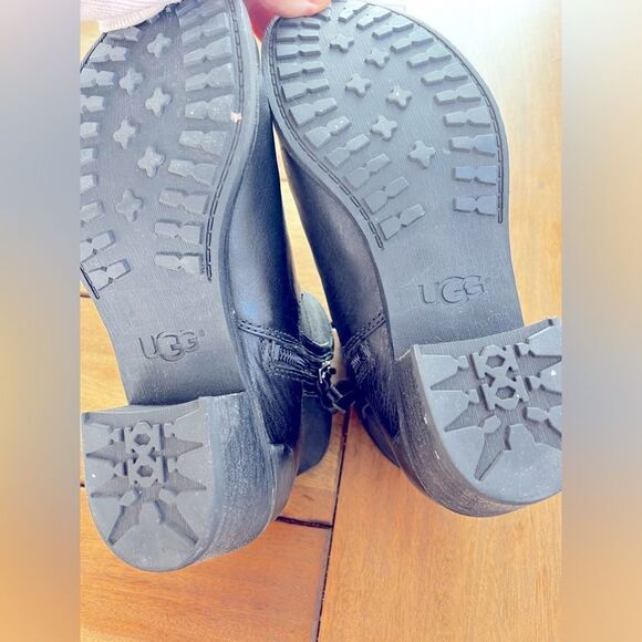 UGG Penelope Black Ankle Boots with Glossy Finish and Rounded Toe. Size 6 - Picture 9 of 11